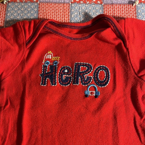💰🚨CLEARANCE 🚨💰
Gerber. 12 month. Hero onesie. - Picture 2 of 7